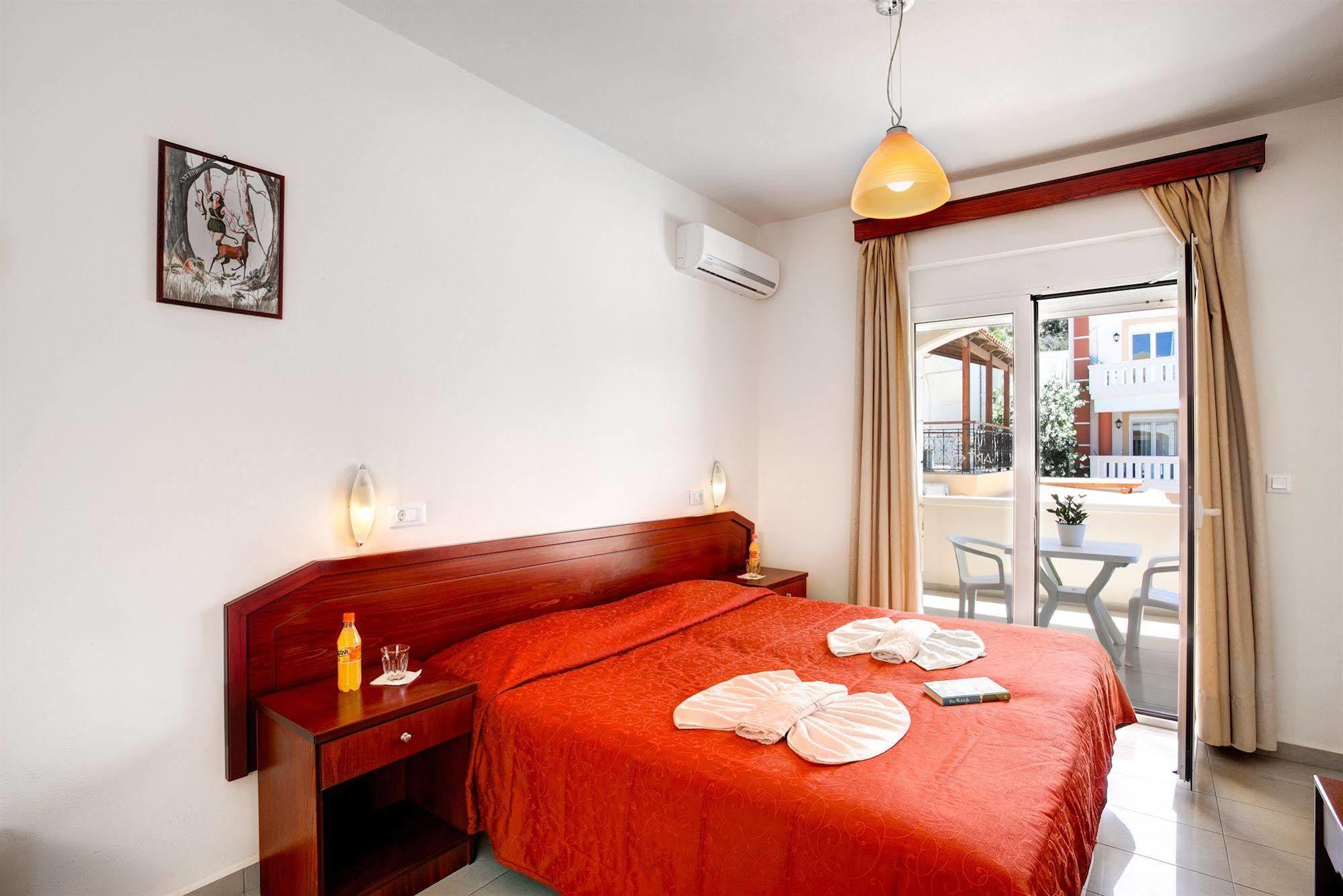 Artemis Hotel Apartments Hersonissos  Bagian luar foto