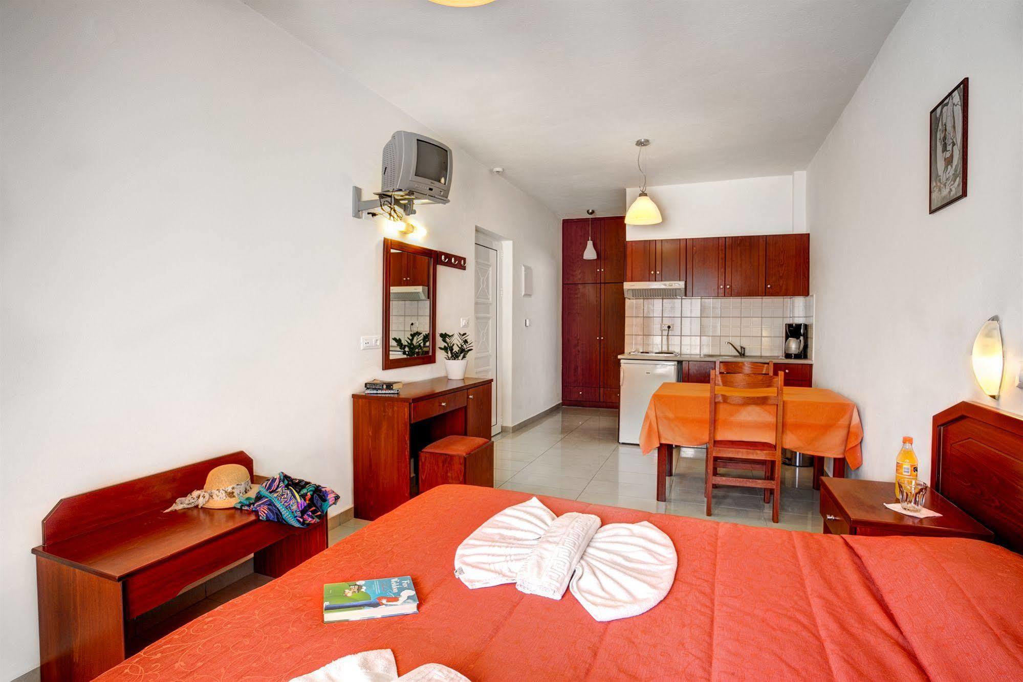 Artemis Hotel Apartments Hersonissos  Bagian luar foto
