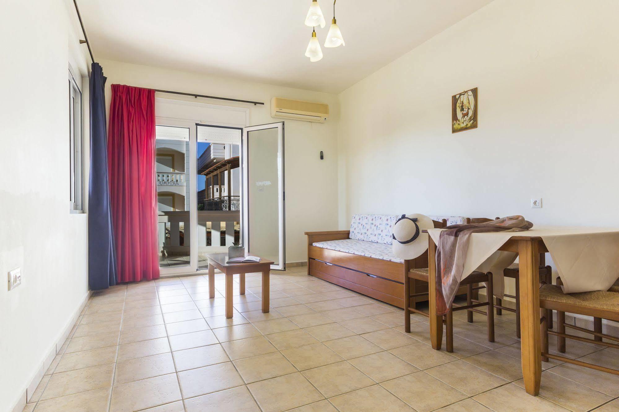 Artemis Hotel Apartments Hersonissos  Bagian luar foto