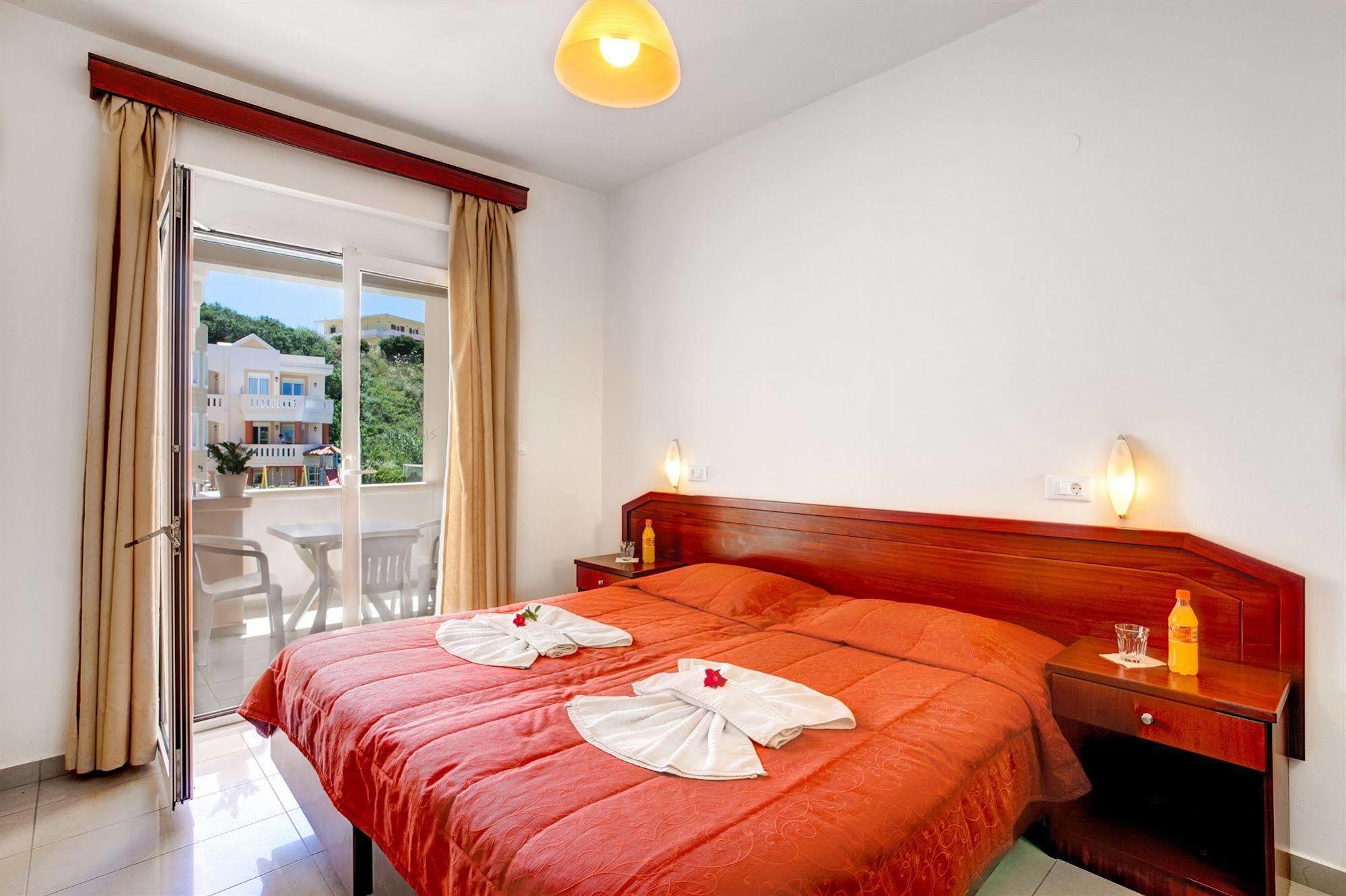 Artemis Hotel Apartments Hersonissos  Bagian luar foto