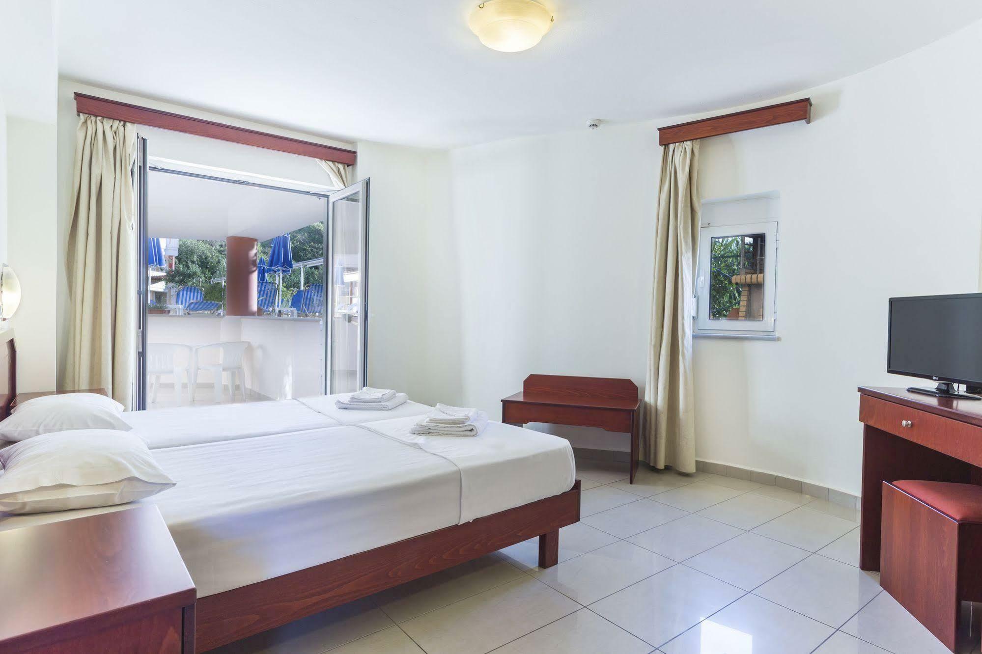 Artemis Hotel Apartments Hersonissos  Bagian luar foto